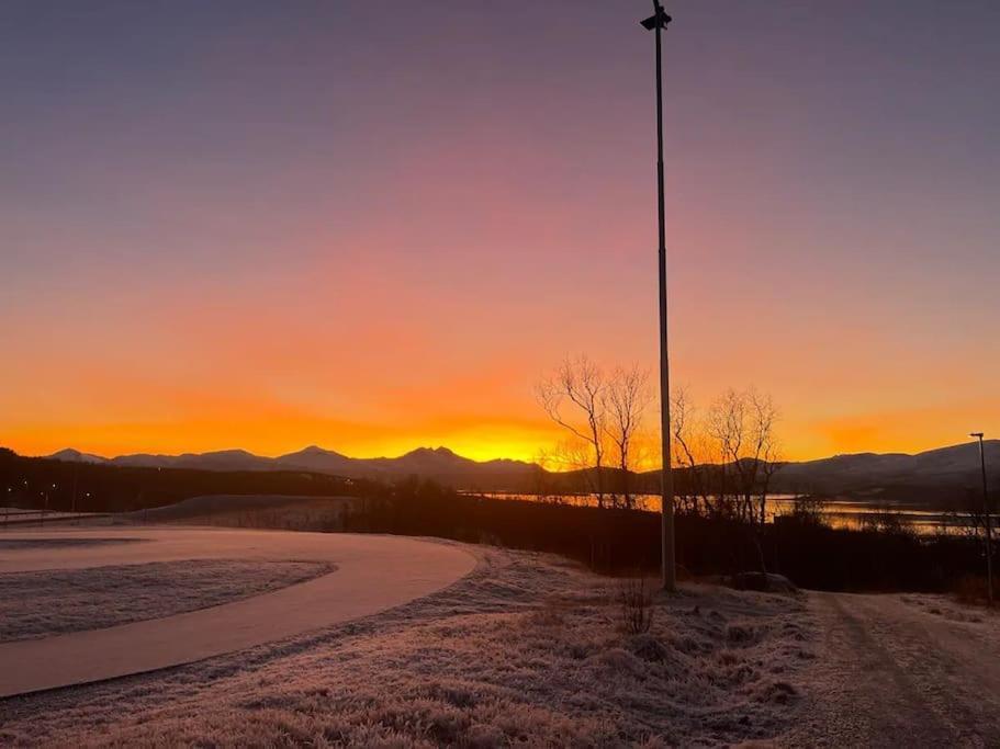 Leilighet I Rolig Gate Med Utsikt Og Gratis Parkering Tromsø Eksteriør bilde